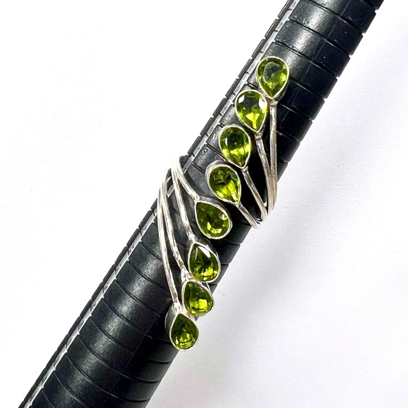 Elegant Peridot Elongated 925 Ring size 9 - Picture 1 of 7